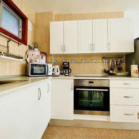 Orange And White Apartment In Yumbo San Bartolomé Buitenkant foto