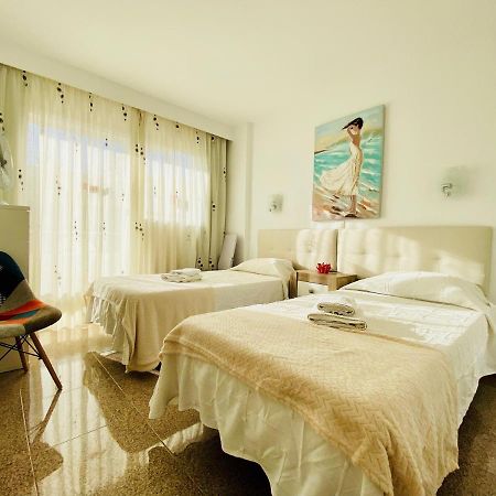 Orange And White Apartment In Yumbo San Bartolomé Buitenkant foto