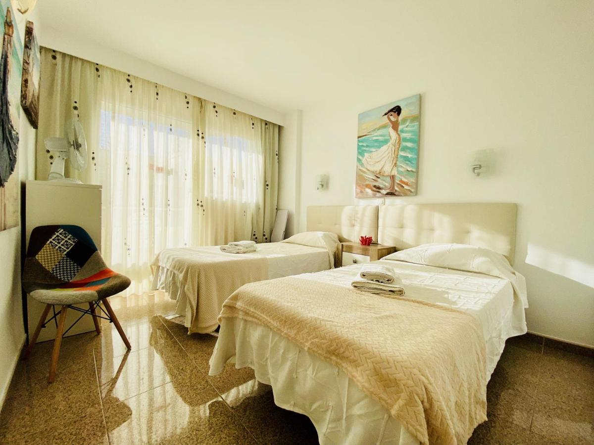 Orange And White Apartment In Yumbo San Bartolomé Buitenkant foto
