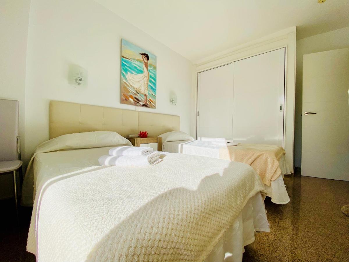 Orange And White Apartment In Yumbo San Bartolomé Buitenkant foto