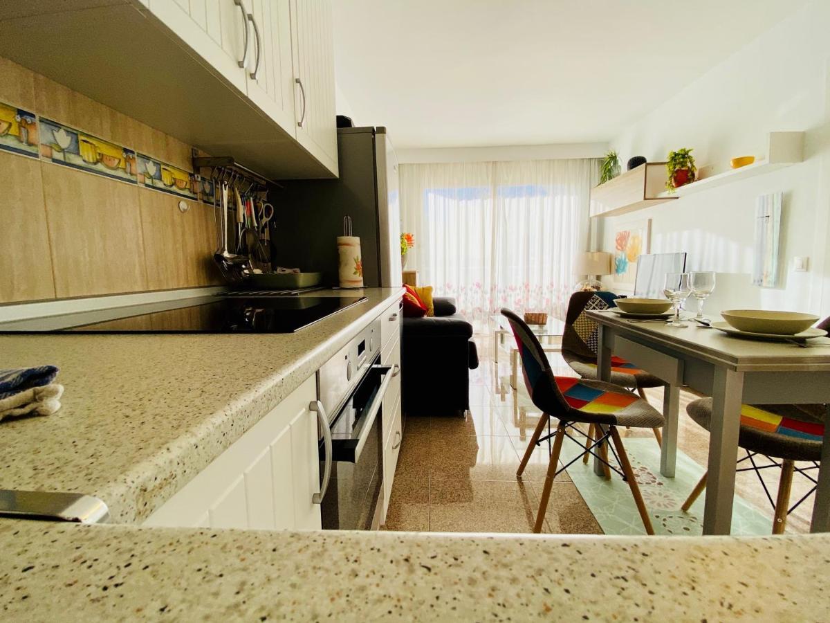 Orange And White Apartment In Yumbo San Bartolomé Buitenkant foto
