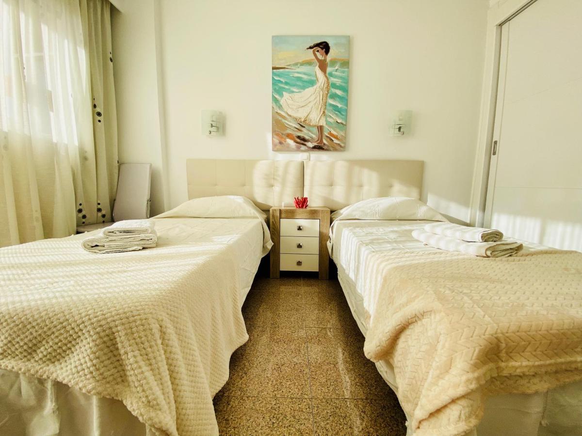 Orange And White Apartment In Yumbo San Bartolomé Buitenkant foto